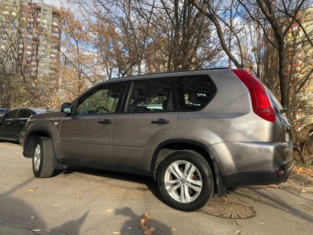 Серый Ниссан ИксТрейл, объемом двигателя 2 л и пробегом 340 тыс. км за 7949 $, фото 2 на Automoto.ua