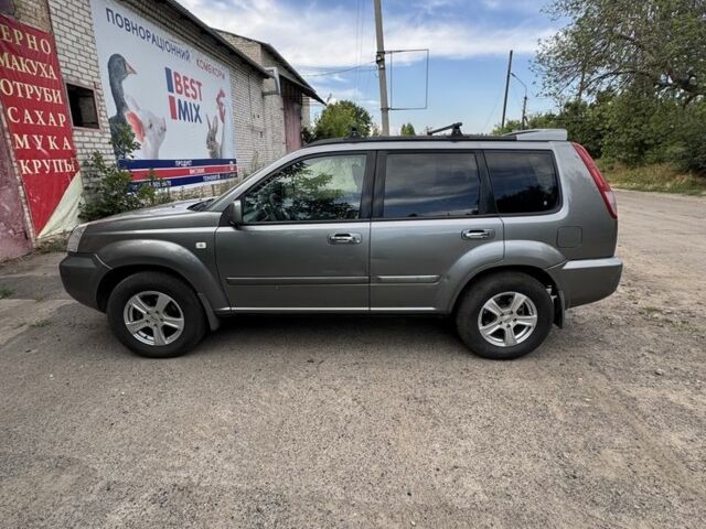 Серый Ниссан ИксТрейл, объемом двигателя 2.2 л и пробегом 265 тыс. км за 3550 $, фото 3 на Automoto.ua