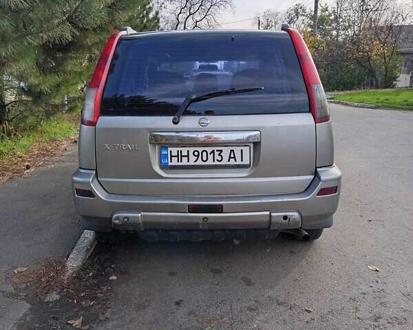 Серый Ниссан ИксТрейл, объемом двигателя 2 л и пробегом 231 тыс. км за 5300 $, фото 6 на Automoto.ua