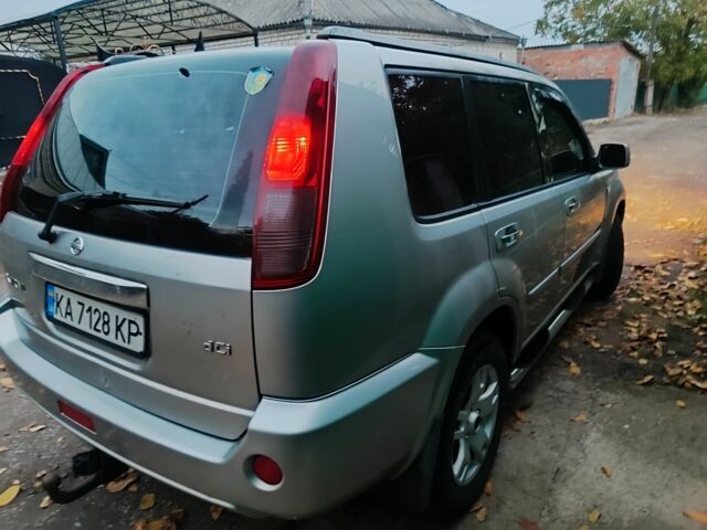 Серый Ниссан ИксТрейл, объемом двигателя 2.2 л и пробегом 227 тыс. км за 3600 $, фото 2 на Automoto.ua