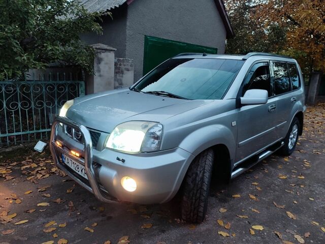 Серый Ниссан ИксТрейл, объемом двигателя 2.2 л и пробегом 227 тыс. км за 3600 $, фото 1 на Automoto.ua