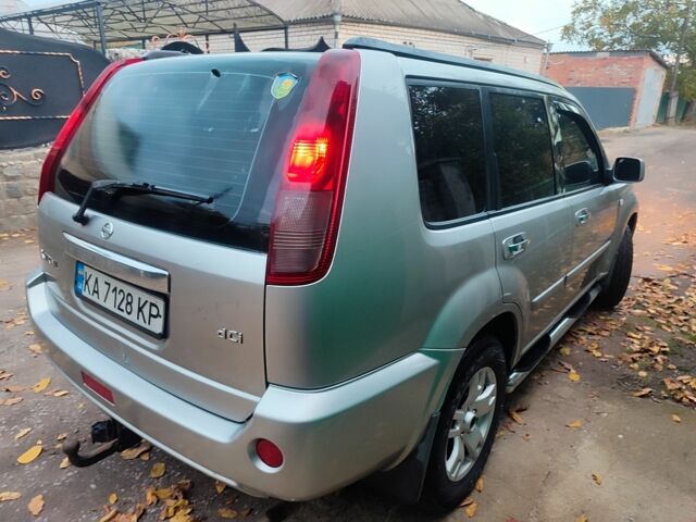 Серый Ниссан ИксТрейл, объемом двигателя 2.2 л и пробегом 227 тыс. км за 3600 $, фото 4 на Automoto.ua