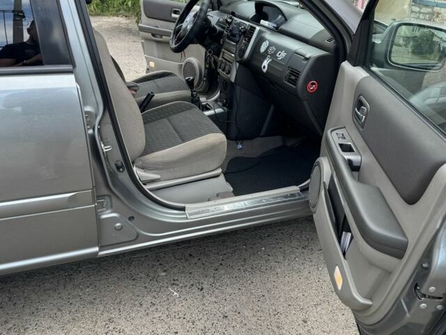 Серый Ниссан ИксТрейл, объемом двигателя 2.2 л и пробегом 265 тыс. км за 3550 $, фото 6 на Automoto.ua