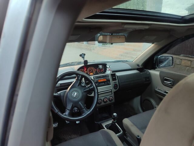 Серый Ниссан ИксТрейл, объемом двигателя 2.2 л и пробегом 227 тыс. км за 3600 $, фото 6 на Automoto.ua