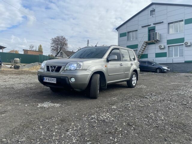 Серый Ниссан ИксТрейл, объемом двигателя 2 л и пробегом 200 тыс. км за 4950 $, фото 1 на Automoto.ua