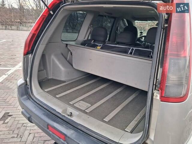 Серый Ниссан ИксТрейл, объемом двигателя 2.2 л и пробегом 295 тыс. км за 6400 $, фото 4 на Automoto.ua