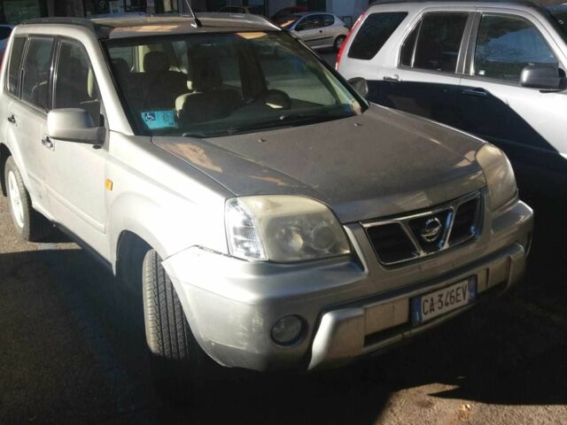 Серый Ниссан ИксТрейл, объемом двигателя 2 л и пробегом 188 тыс. км за 3500 $, фото 4 на Automoto.ua