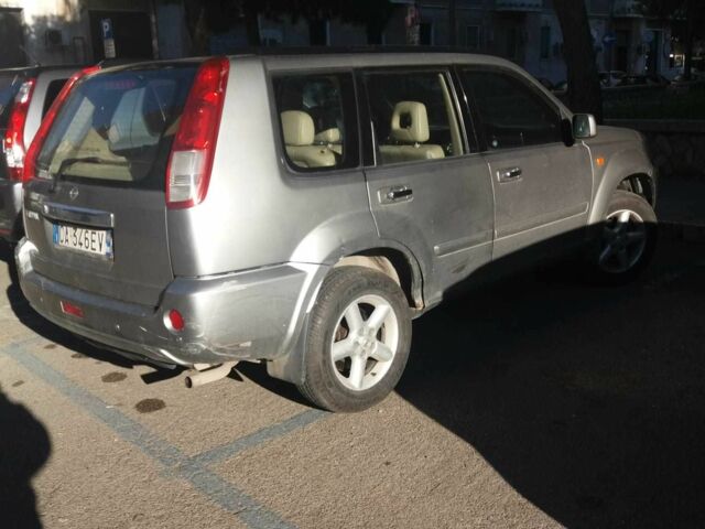 Серый Ниссан ИксТрейл, объемом двигателя 2 л и пробегом 188 тыс. км за 3500 $, фото 2 на Automoto.ua