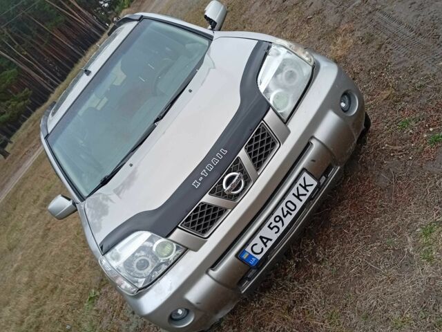 Сірий Ніссан ІксТрейл, об'ємом двигуна 2 л та пробігом 234 тис. км за 4100 $, фото 1 на Automoto.ua