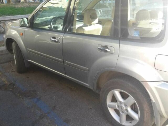 Серый Ниссан ИксТрейл, объемом двигателя 2 л и пробегом 188 тыс. км за 3500 $, фото 5 на Automoto.ua