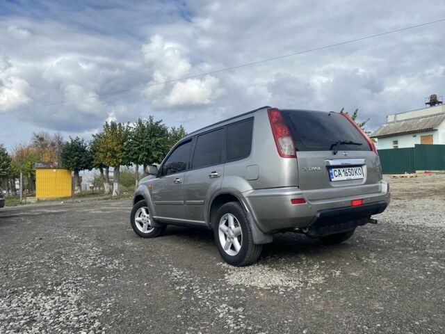 Серый Ниссан ИксТрейл, объемом двигателя 2 л и пробегом 200 тыс. км за 4950 $, фото 3 на Automoto.ua