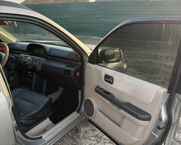 Серый Ниссан ИксТрейл, объемом двигателя 2.18 л и пробегом 351 тыс. км за 6700 $, фото 4 на Automoto.ua