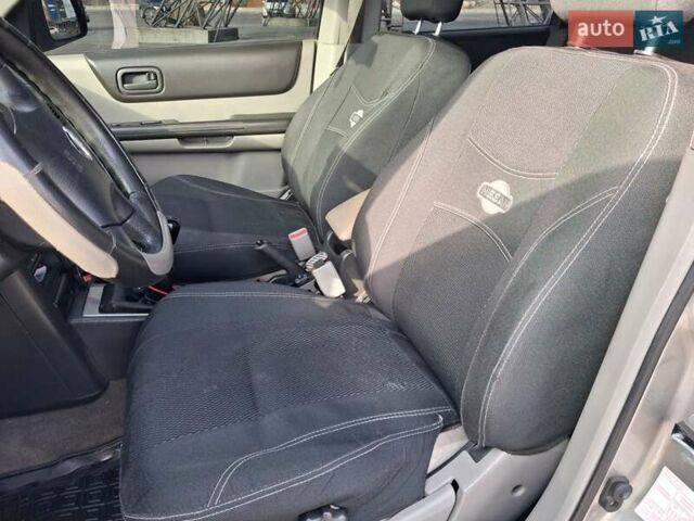 Серый Ниссан ИксТрейл, объемом двигателя 2.2 л и пробегом 295 тыс. км за 6400 $, фото 5 на Automoto.ua