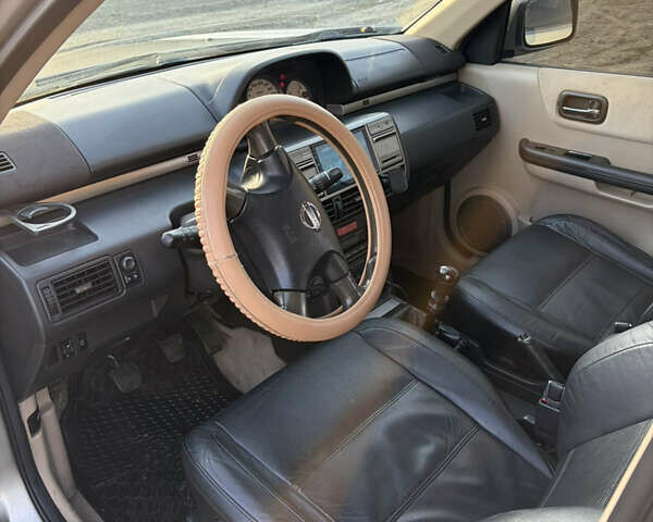 Серый Ниссан ИксТрейл, объемом двигателя 2.18 л и пробегом 351 тыс. км за 6700 $, фото 11 на Automoto.ua