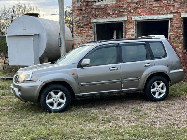 Серый Ниссан ИксТрейл, объемом двигателя 2.2 л и пробегом 400 тыс. км за 4400 $, фото 3 на Automoto.ua