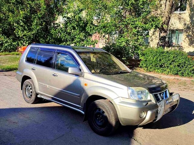 Сірий Ніссан ІксТрейл, об'ємом двигуна 2.5 л та пробігом 390 тис. км за 5000 $, фото 1 на Automoto.ua