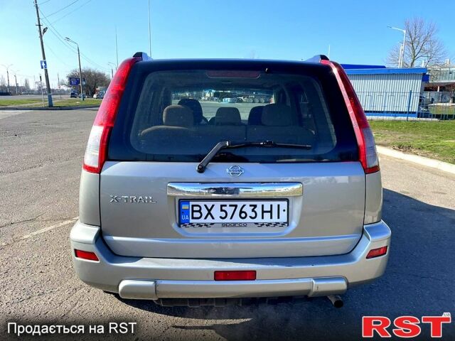 Серый Ниссан ИксТрейл, объемом двигателя 2 л и пробегом 320 тыс. км за 6500 $, фото 5 на Automoto.ua
