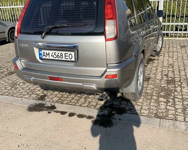 Сірий Ніссан ІксТрейл, об'ємом двигуна 2 л та пробігом 345 тис. км за 4700 $, фото 5 на Automoto.ua