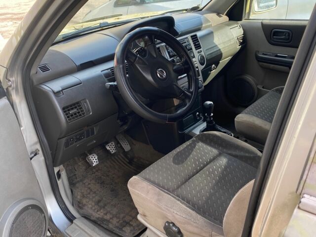 Серый Ниссан ИксТрейл, объемом двигателя 2.2 л и пробегом 383 тыс. км за 4600 $, фото 7 на Automoto.ua