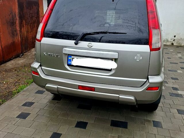 Серый Ниссан ИксТрейл, объемом двигателя 2.5 л и пробегом 286 тыс. км за 5800 $, фото 2 на Automoto.ua