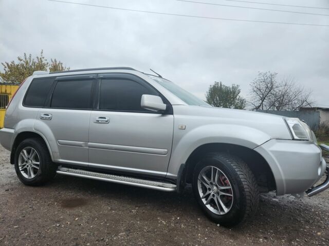 Сірий Ніссан ІксТрейл, об'ємом двигуна 2 л та пробігом 450 тис. км за 7000 $, фото 1 на Automoto.ua