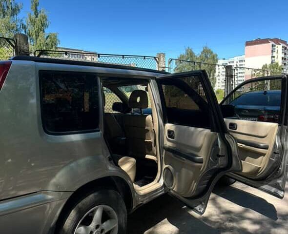 Серый Ниссан ИксТрейл, объемом двигателя 2.2 л и пробегом 281 тыс. км за 6000 $, фото 5 на Automoto.ua