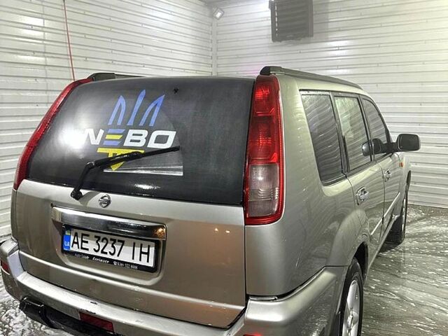 Сірий Ніссан ІксТрейл, об'ємом двигуна 2 л та пробігом 250 тис. км за 4600 $, фото 2 на Automoto.ua