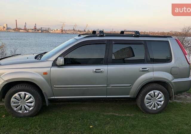 Серый Ниссан ИксТрейл, объемом двигателя 2.5 л и пробегом 193 тыс. км за 6500 $, фото 5 на Automoto.ua