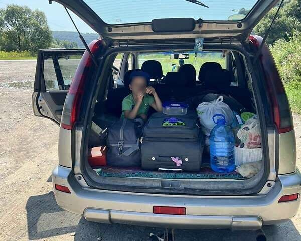 Сірий Ніссан ІксТрейл, об'ємом двигуна 2.2 л та пробігом 456 тис. км за 3100 $, фото 3 на Automoto.ua