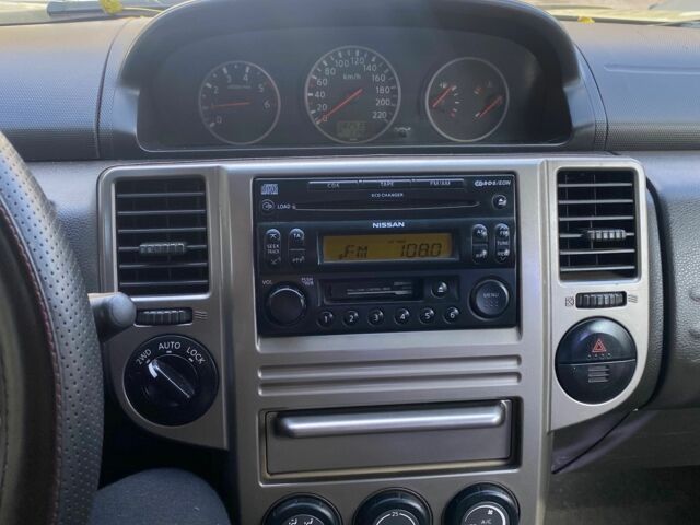 Серый Ниссан ИксТрейл, объемом двигателя 2.2 л и пробегом 383 тыс. км за 4600 $, фото 13 на Automoto.ua