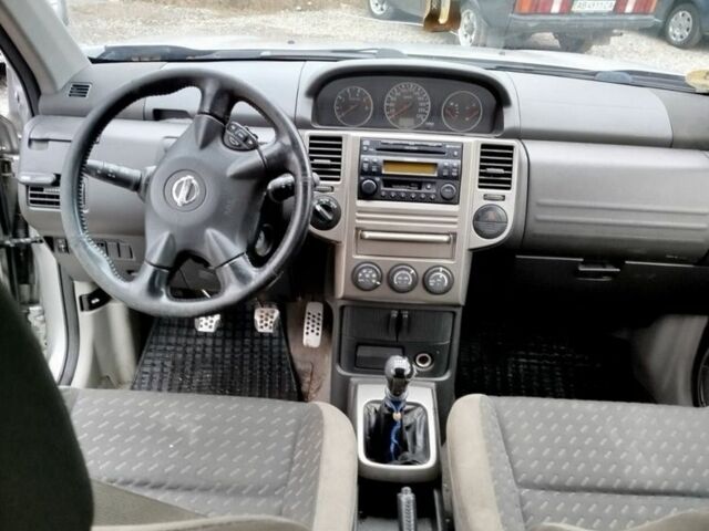 Серый Ниссан ИксТрейл, объемом двигателя 2.2 л и пробегом 370 тыс. км за 3300 $, фото 2 на Automoto.ua