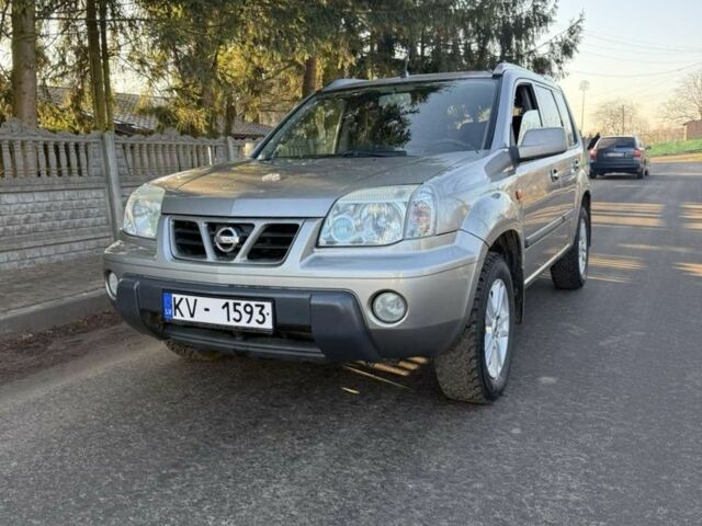 Серый Ниссан ИксТрейл, объемом двигателя 2 л и пробегом 333 тыс. км за 2999 $, фото 7 на Automoto.ua