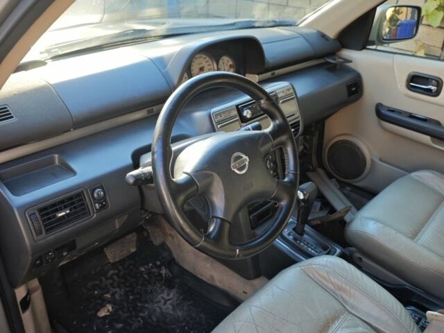 Серый Ниссан ИксТрейл, объемом двигателя 2 л и пробегом 320 тыс. км за 5500 $, фото 3 на Automoto.ua