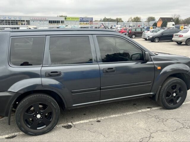 Серый Ниссан ИксТрейл, объемом двигателя 2 л и пробегом 420 тыс. км за 4000 $, фото 3 на Automoto.ua