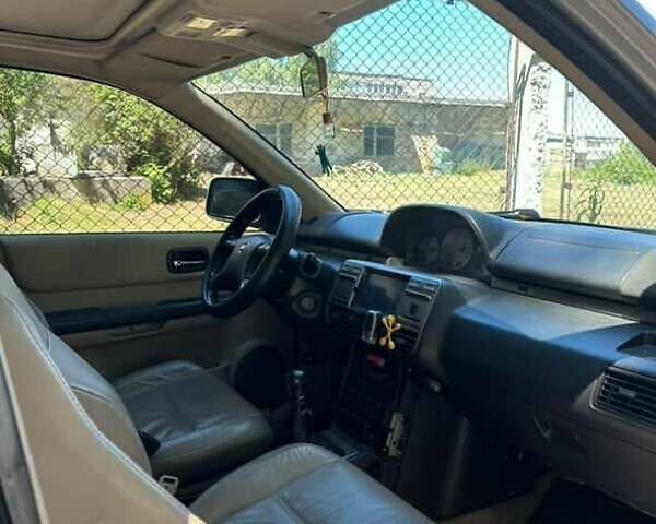 Серый Ниссан ИксТрейл, объемом двигателя 2.2 л и пробегом 281 тыс. км за 6500 $, фото 4 на Automoto.ua