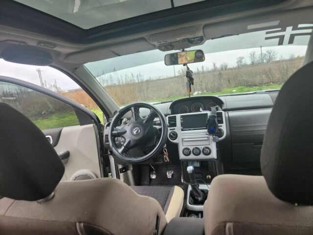 Сірий Ніссан ІксТрейл, об'ємом двигуна 2 л та пробігом 450 тис. км за 7000 $, фото 5 на Automoto.ua