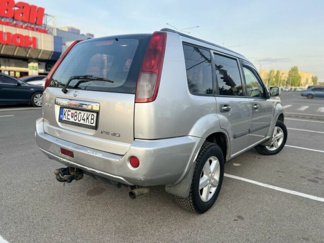 Сірий Ніссан ІксТрейл, об'ємом двигуна 2.2 л та пробігом 200 тис. км за 3650 $, фото 4 на Automoto.ua