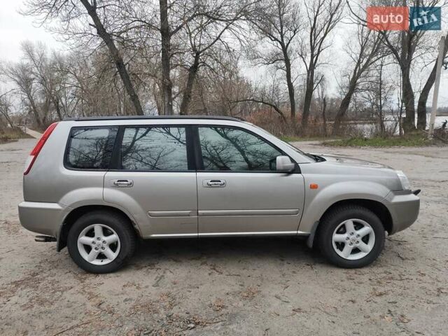 Сірий Ніссан ІксТрейл, об'ємом двигуна 2 л та пробігом 200 тис. км за 5900 $, фото 4 на Automoto.ua