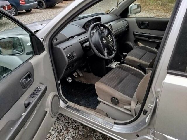 Серый Ниссан ИксТрейл, объемом двигателя 2.2 л и пробегом 370 тыс. км за 3300 $, фото 4 на Automoto.ua