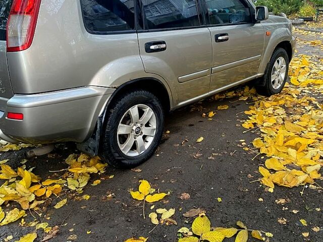 Серый Ниссан ИксТрейл, объемом двигателя 2 л и пробегом 251 тыс. км за 5600 $, фото 4 на Automoto.ua