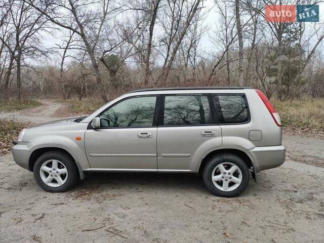 Сірий Ніссан ІксТрейл, об'ємом двигуна 2 л та пробігом 200 тис. км за 5900 $, фото 3 на Automoto.ua