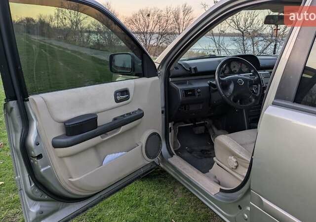 Серый Ниссан ИксТрейл, объемом двигателя 2.5 л и пробегом 193 тыс. км за 6500 $, фото 6 на Automoto.ua