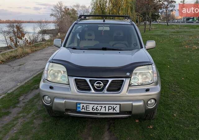Серый Ниссан ИксТрейл, объемом двигателя 2.5 л и пробегом 193 тыс. км за 6500 $, фото 2 на Automoto.ua