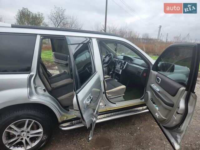 Серый Ниссан ИксТрейл, объемом двигателя 2.5 л и пробегом 450 тыс. км за 7000 $, фото 7 на Automoto.ua