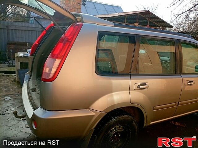 Сірий Ніссан ІксТрейл, об'ємом двигуна 2.5 л та пробігом 240 тис. км за 5800 $, фото 5 на Automoto.ua