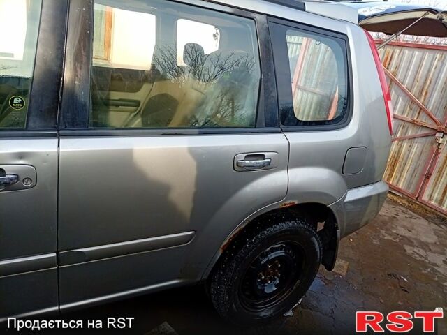 Сірий Ніссан ІксТрейл, об'ємом двигуна 2.5 л та пробігом 240 тис. км за 5800 $, фото 2 на Automoto.ua