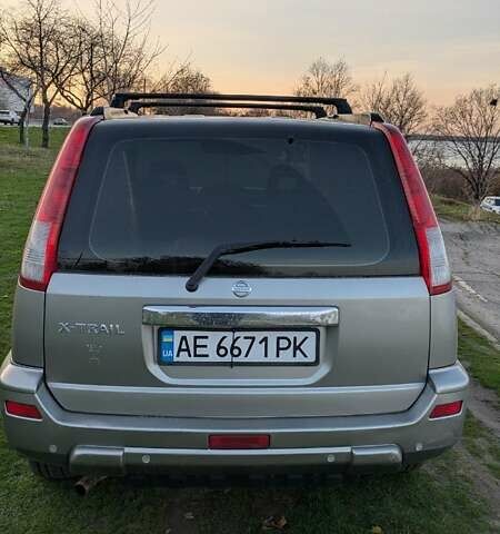 Серый Ниссан ИксТрейл, объемом двигателя 2.5 л и пробегом 193 тыс. км за 6500 $, фото 4 на Automoto.ua
