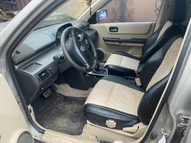 Серый Ниссан ИксТрейл, объемом двигателя 2 л и пробегом 280 тыс. км за 3500 $, фото 6 на Automoto.ua