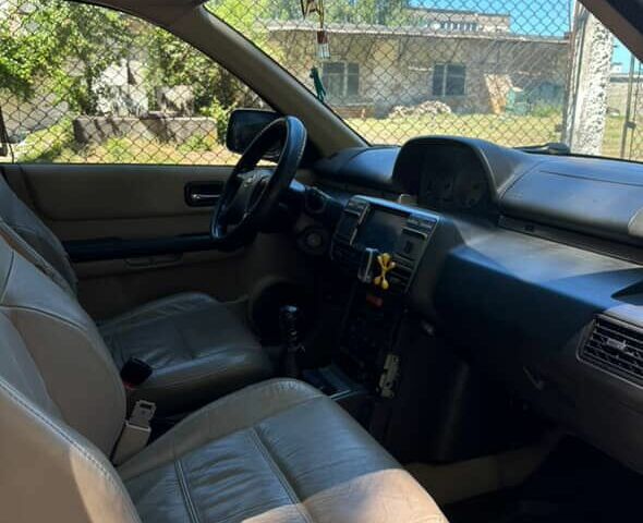 Серый Ниссан ИксТрейл, объемом двигателя 2.2 л и пробегом 281 тыс. км за 6000 $, фото 3 на Automoto.ua