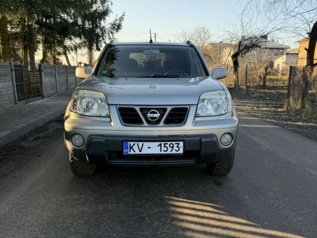 Серый Ниссан ИксТрейл, объемом двигателя 2 л и пробегом 333 тыс. км за 2999 $, фото 6 на Automoto.ua